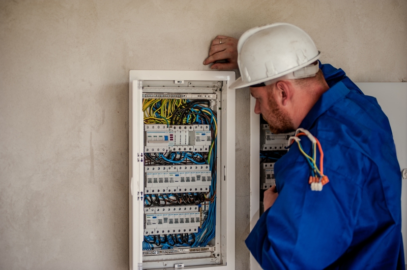 electricite-LES MAYONS-min_electrician-2755683